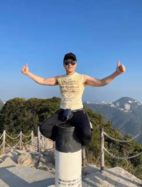 66歲呂良偉帶家人登山,穿背心秀肱二頭肌,一手將嬌妻抱上肩頭