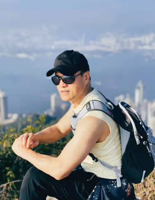 66歲呂良偉帶家人登山,穿背心秀肱二頭肌,一手將嬌妻抱上肩頭