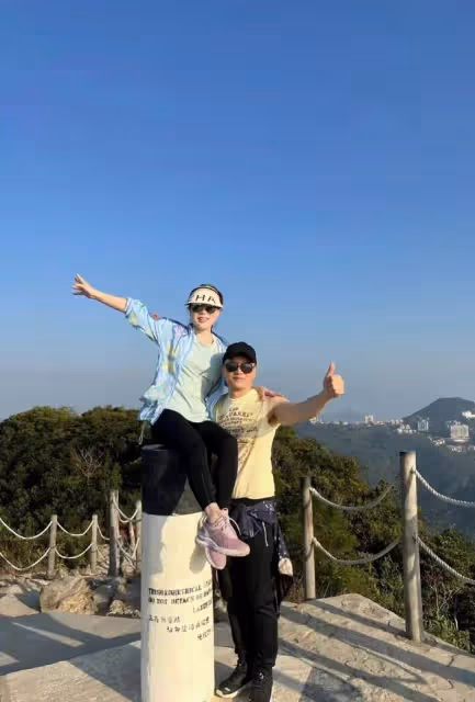 66歲呂良偉帶家人登山,穿背心秀肱二頭肌,一手將嬌妻抱上肩頭
