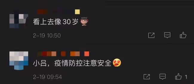 66歲呂良偉帶家人登山,穿背心秀肱二頭肌,一手將嬌妻抱上肩頭