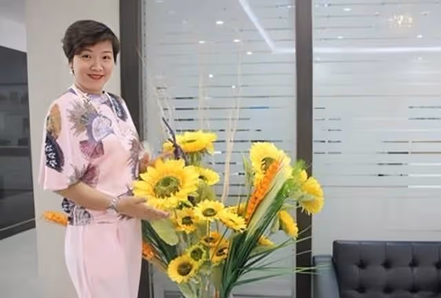 香港90年代紅星近照曝光！身材發胖明顯，嫁外國富商全家定居廣州