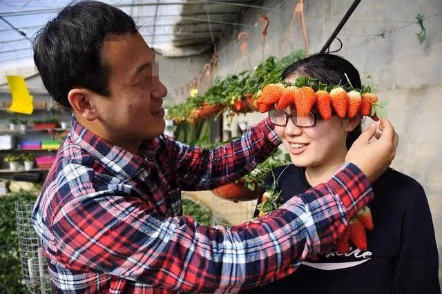 「媽,怎麼一盤葷菜都沒有?」 「娶你花了30萬,沒錢買肉」