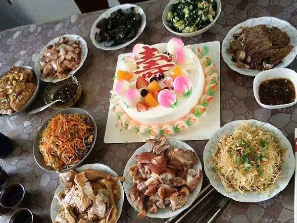 母親過65歲生日,我花一千送台電視,婆婆逼老公交出工資卡