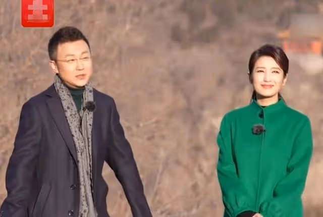 央視主持人剛強與妻子同框,齊登長城笑開花,深情對視風景美如畫