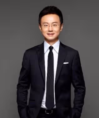 央視主持人剛強與妻子同框,齊登長城笑開花,深情對視風景美如畫
