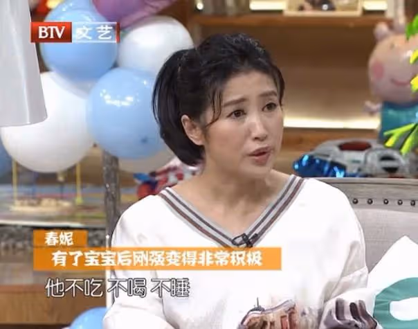 央視主持人剛強與妻子同框,齊登長城笑開花,深情對視風景美如畫