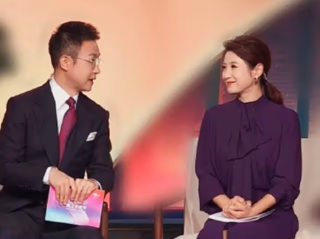 央視主持人剛強與妻子同框,齊登長城笑開花,深情對視風景美如畫
