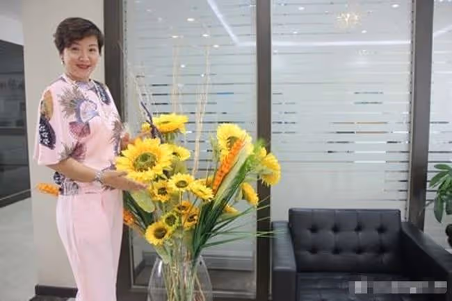 53歲劉玉婷罕曝近況,嫁入豪門17年身材豐腴,定居內地成公司總裁