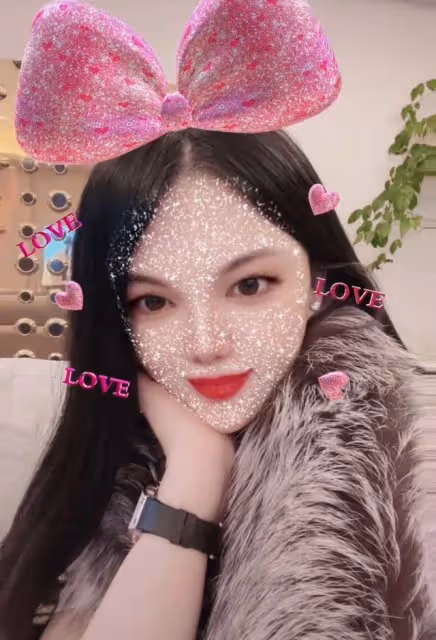 李湘曬自拍疑似被求婚，手上戴超大鑽戒吸睛，臉頰消瘦滿面春光