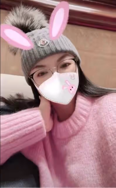 李湘曬自拍疑似被求婚，手上戴超大鑽戒吸睛，臉頰消瘦滿面春光