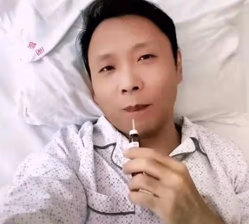 43歲男星被疑離婚！過生日談家人崩潰痛哭，妻子火速發聲否認出軌