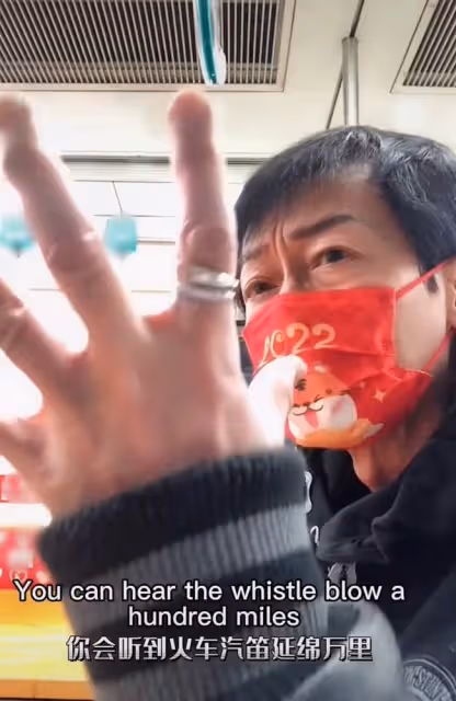 70歲港星坐地鐵無人識，含淚為家鄉加油，女兒墜樓身亡後獨居內地