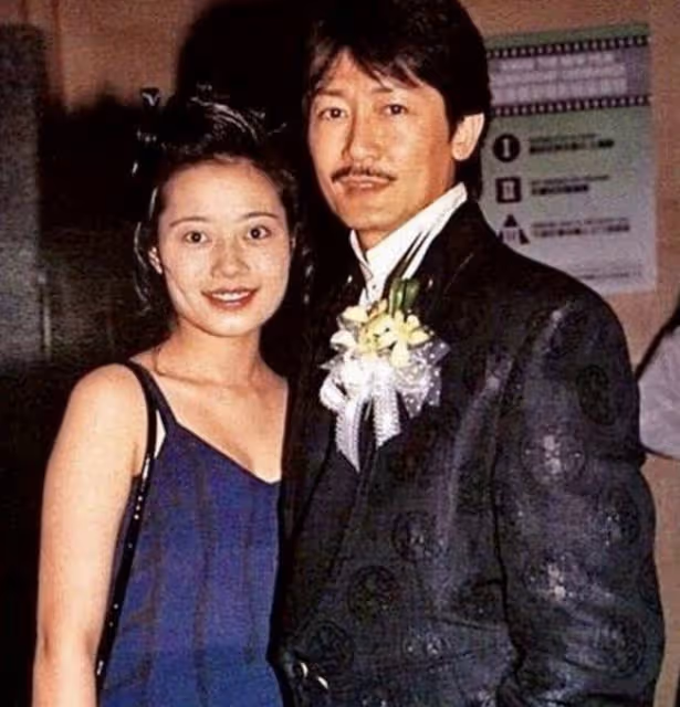 70歲港星坐地鐵無人識，含淚為家鄉加油，女兒墜樓身亡後獨居內地
