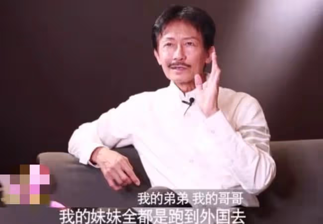 70歲港星坐地鐵無人識，含淚為家鄉加油，女兒墜樓身亡後獨居內地