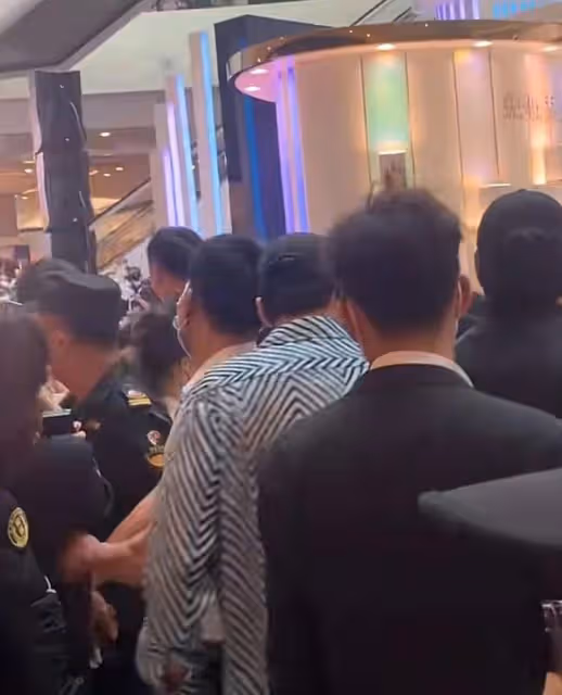 蔡徐坤出行陣仗大,超20位人員跟隨,3層樓被粉絲圍得水泄不通