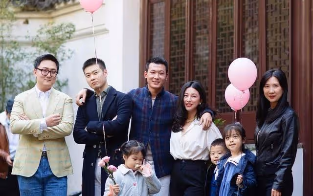 朱珠老公抱女兒照片被公開,緊盯爸爸的食物,這些「秘密」要了解