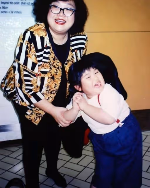沈殿霞離世14年,鄭欣宜髮長文懷念母親,想找到疼自己的人