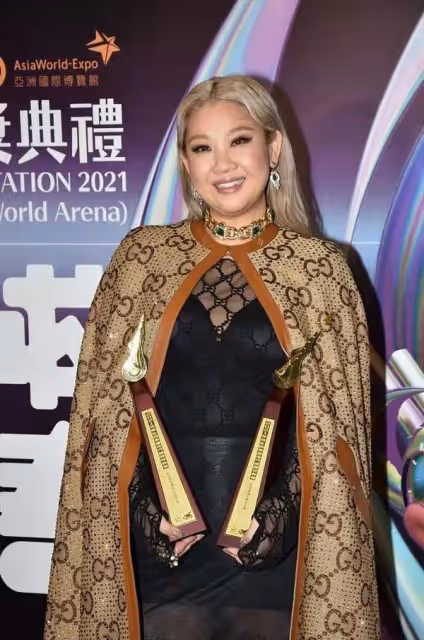 沈殿霞離世14年,鄭欣宜髮長文懷念母親,想找到疼自己的人