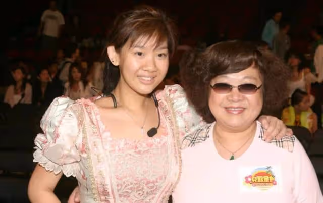 沈殿霞離世14年,鄭欣宜髮長文懷念母親,想找到疼自己的人