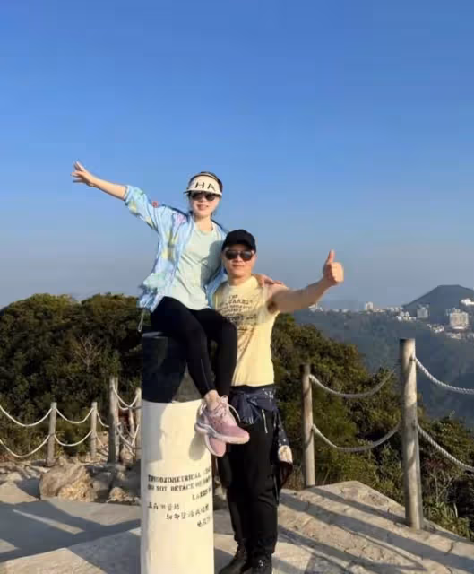 不老男神!知名港星無懼寒冷天穿背心爬山,大曬壯碩麒麟臂引熱議