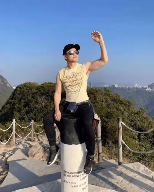 不老男神!知名港星無懼寒冷天穿背心爬山,大曬壯碩麒麟臂引熱議