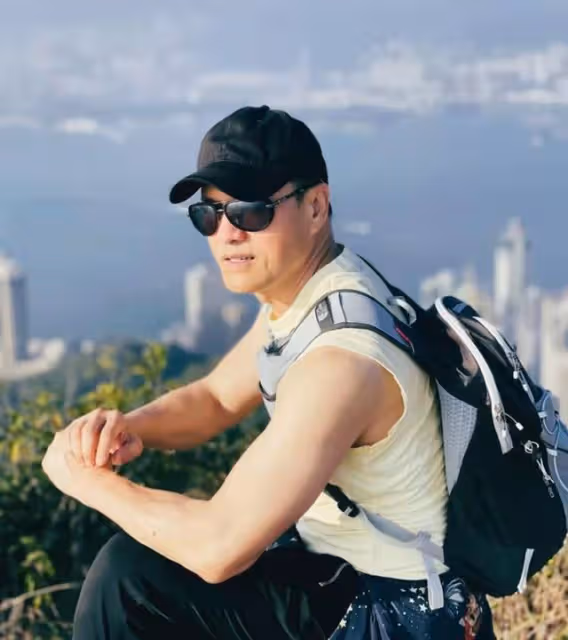 不老男神!知名港星無懼寒冷天穿背心爬山,大曬壯碩麒麟臂引熱議