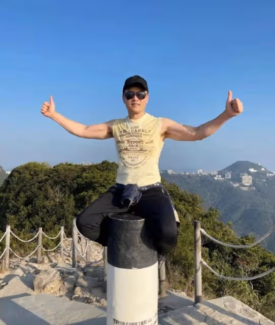不老男神!知名港星無懼寒冷天穿背心爬山,大曬壯碩麒麟臂引熱議