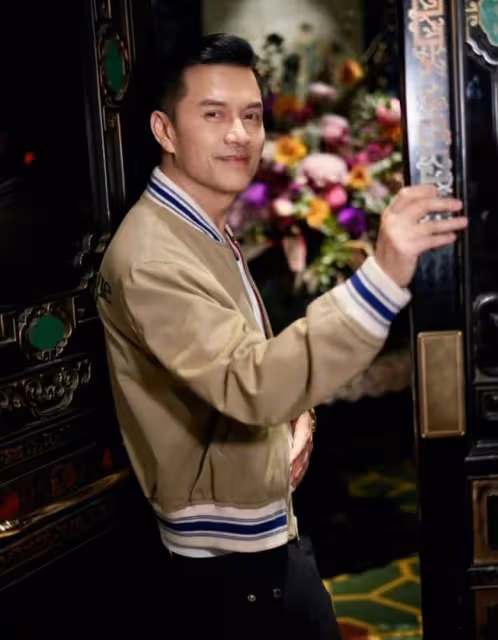 不老男神!知名港星無懼寒冷天穿背心爬山,大曬壯碩麒麟臂引熱議