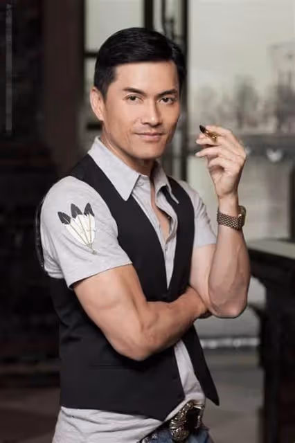 不老男神!知名港星無懼寒冷天穿背心爬山,大曬壯碩麒麟臂引熱議