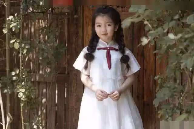 我得掙錢養弟弟!萌娃4歲出道年薪百萬「6年沒有選擇的權利」 如今「長大拍寫真」爸媽圓公主夢