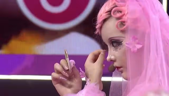 在節目中當眾卸妝,否認整容的真人芭比迪麗拉,吃飯卻不敢張大嘴