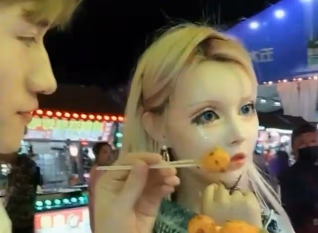在節目中當眾卸妝,否認整容的真人芭比迪麗拉,吃飯卻不敢張大嘴