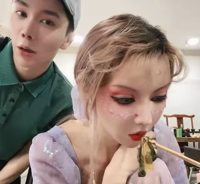在節目中當眾卸妝,否認整容的真人芭比迪麗拉,吃飯卻不敢張大嘴