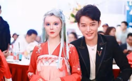 在節目中當眾卸妝,否認整容的真人芭比迪麗拉,吃飯卻不敢張大嘴