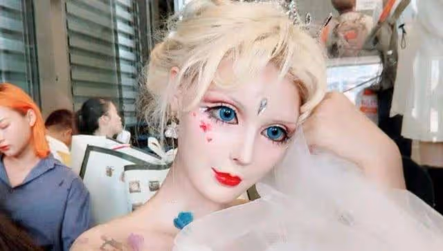 在節目中當眾卸妝,否認整容的真人芭比迪麗拉,吃飯卻不敢張大嘴