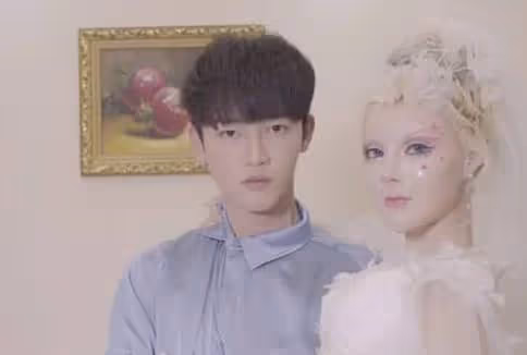 在節目中當眾卸妝,否認整容的真人芭比迪麗拉,吃飯卻不敢張大嘴