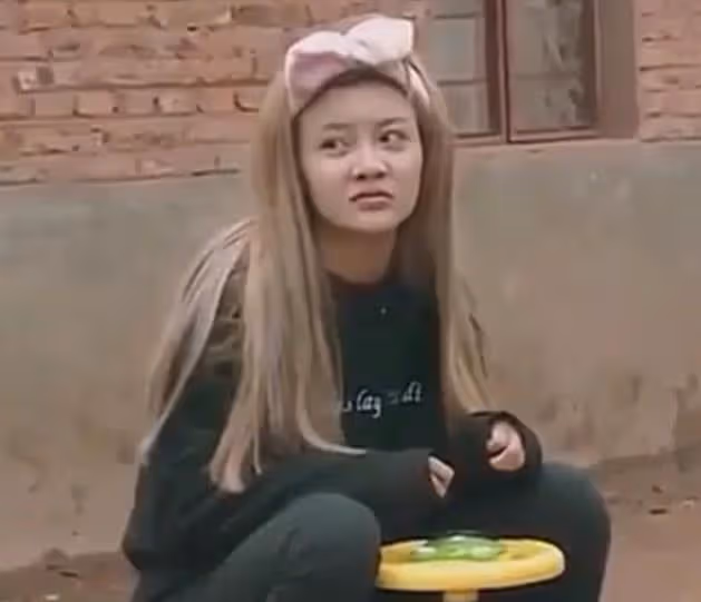 韓安冉直播回應與老公像姐弟戀,直言自己是可愛風,與老公秀恩愛
