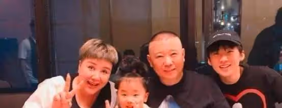 郭德綱6歲小兒子近照曝光,身材敦實有小肚腩,怪異的髮型太搶眼