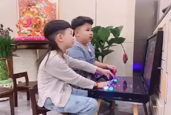 郭德綱6歲小兒子近照曝光,身材敦實有小肚腩,怪異的髮型太搶眼