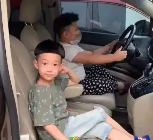 郭德綱6歲小兒子近照曝光,身材敦實有小肚腩,怪異的髮型太搶眼