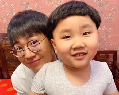郭德綱6歲小兒子近照曝光,身材敦實有小肚腩,怪異的髮型太搶眼