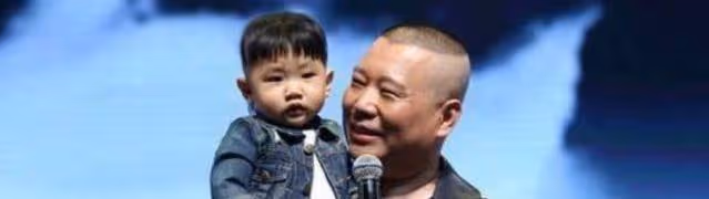 郭德綱6歲小兒子近照曝光,身材敦實有小肚腩,怪異的髮型太搶眼