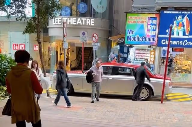 86歲趙世曾近況曝光,獨自一人出街閒逛,身形佝僂老態盡顯