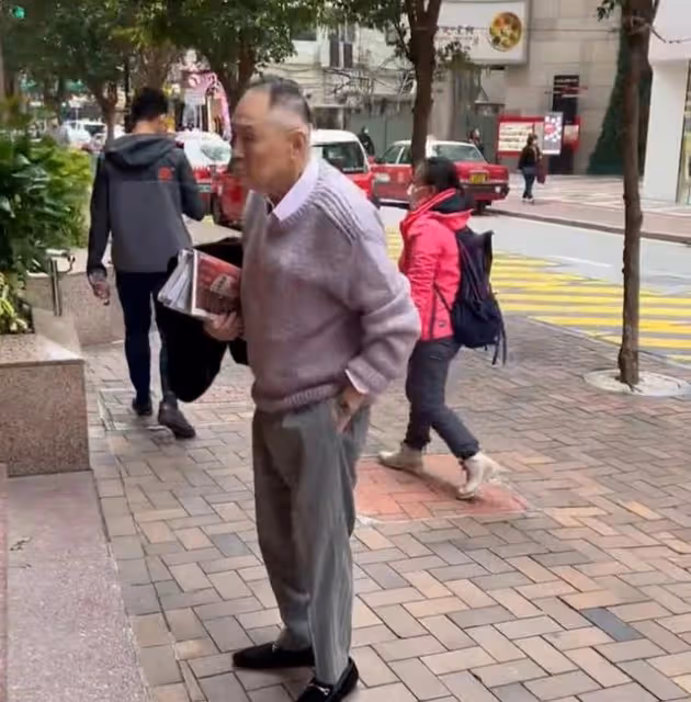 86歲趙世曾近況曝光,獨自一人出街閒逛,身形佝僂老態盡顯