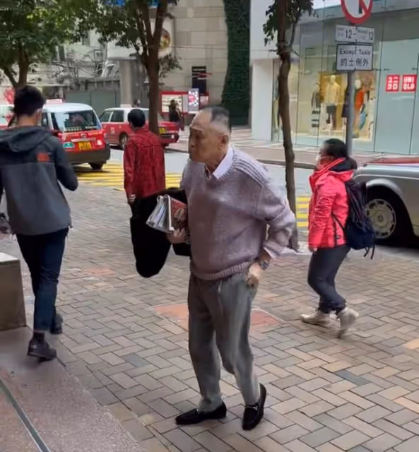 86歲趙世曾近況曝光,獨自一人出街閒逛,身形佝僂老態盡顯