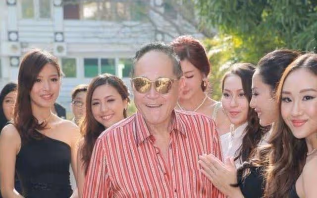 86歲趙世曾近況曝光,獨自一人出街閒逛,身形佝僂老態盡顯