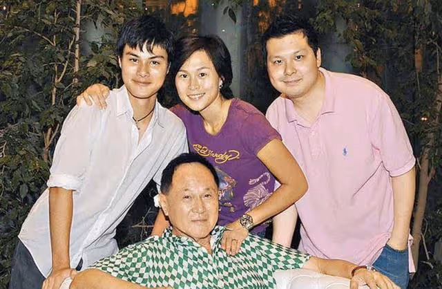 86歲趙世曾近況曝光,獨自一人出街閒逛,身形佝僂老態盡顯