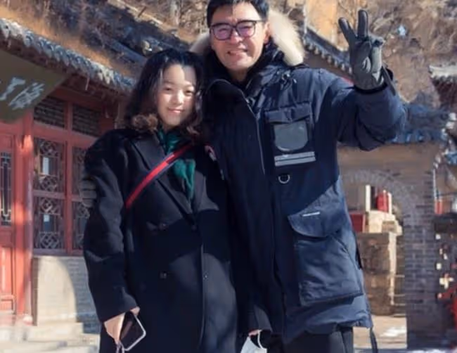 鍾鎮濤父女出遊,章小蕙26歲女兒腹部隆起被疑懷孕,本人親自回應