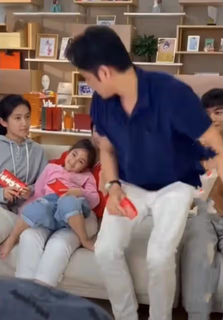 明道拍攝現場黑臉發飆!對小女孩說髒話暴怒離去,黃奕一旁顯尷尬