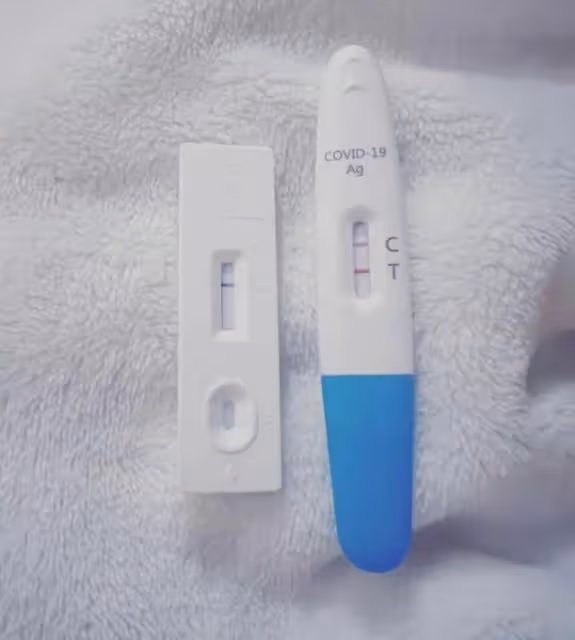 香港女歌手曝疑似確診而引發小三風波,受感染被指與男方同居有關